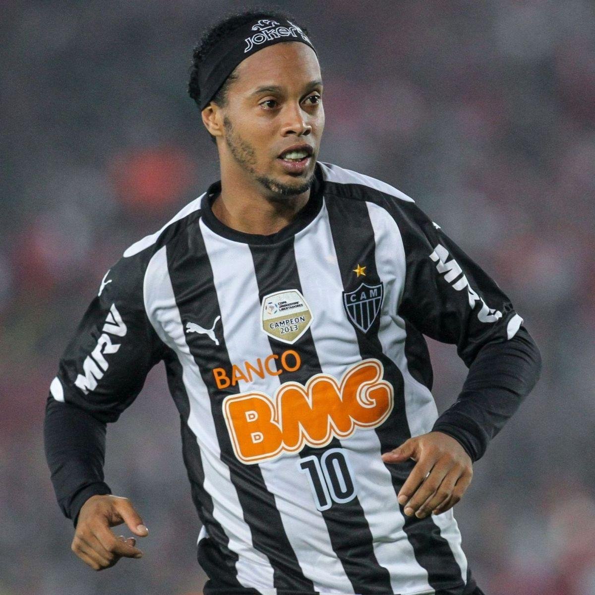 Conheça a história completa de Ronaldinho Gaúcho, sua carreira, títulos, estilo de jogo e impacto no futebol mundial.
